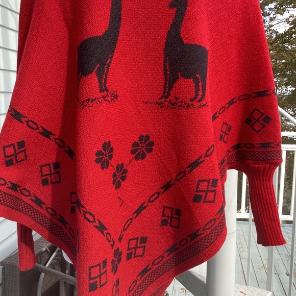 Poncho - Cape by Runa’s Crafts made- Ecuador -Burgundy/merlot  -Llamas-Cowl neck - Picture 6 of 13
